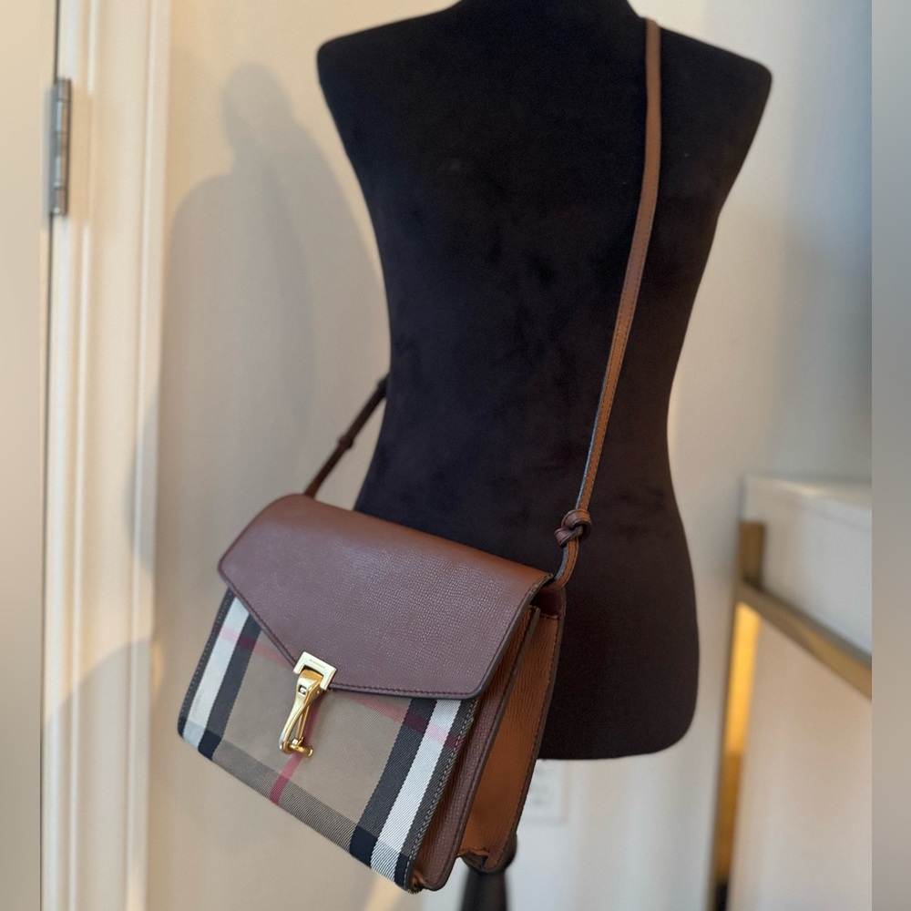 Pre-loved BURBERRY MACKEN DERBY LEATHER CROSSBODY BAG - Picture 2 of 9